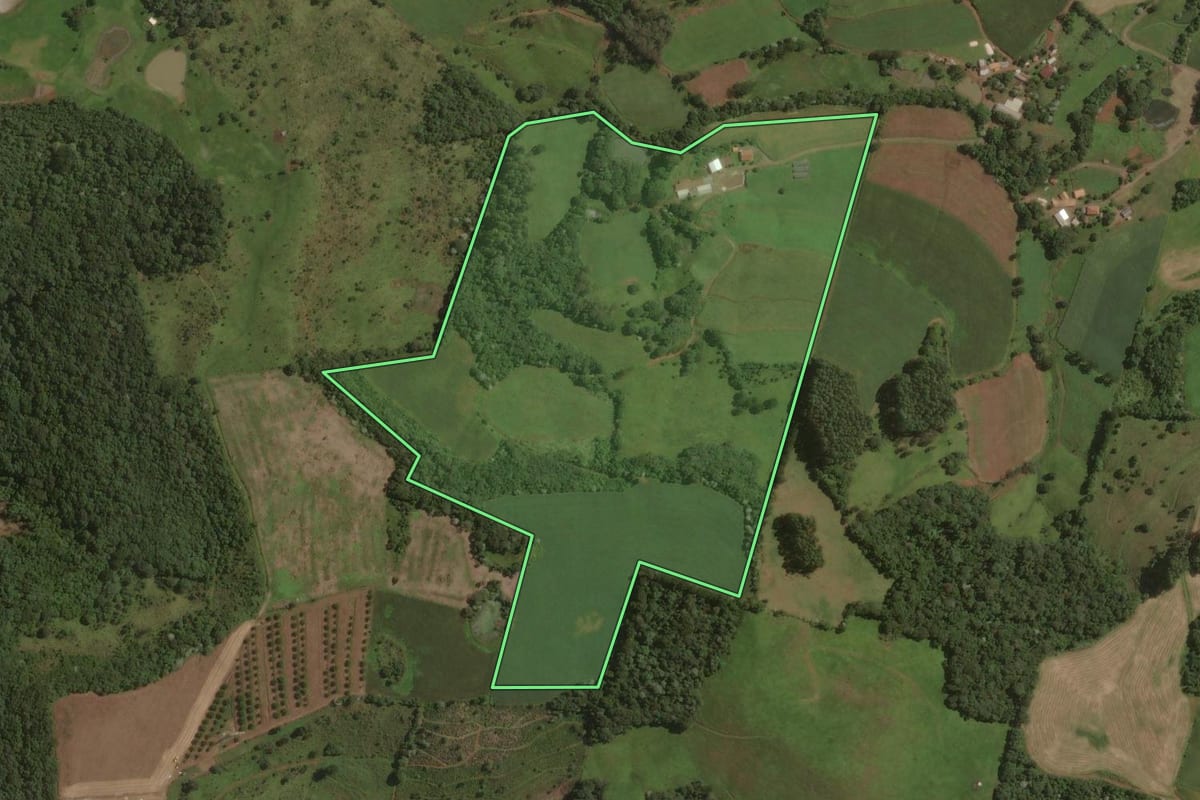 Imagem de satélite do imóvel rural em Lacerdópolis (SC), com o contorno declarado no CAR desenhado por cima.