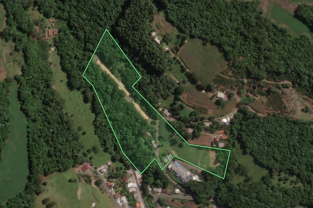 Imagem de satélite do imóvel rural em Lacerdópolis (SC), com o contorno declarado no CAR desenhado por cima.