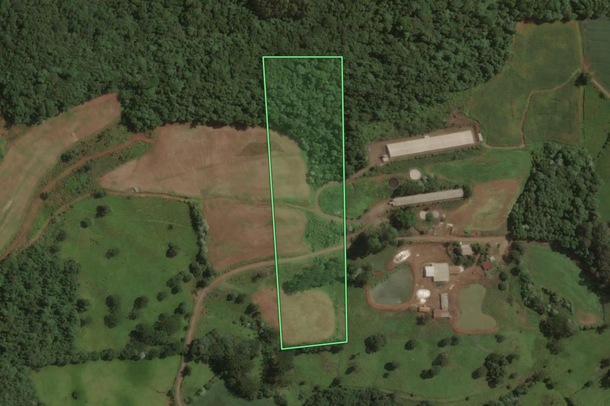 Imagem de satélite do imóvel rural em Lacerdópolis (SC), com o contorno declarado no CAR desenhado por cima.