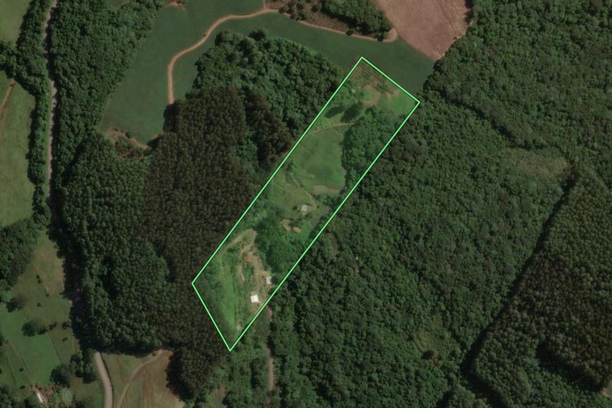 Imagem de satélite do imóvel rural em Lacerdópolis (SC), com o contorno declarado no CAR desenhado por cima.