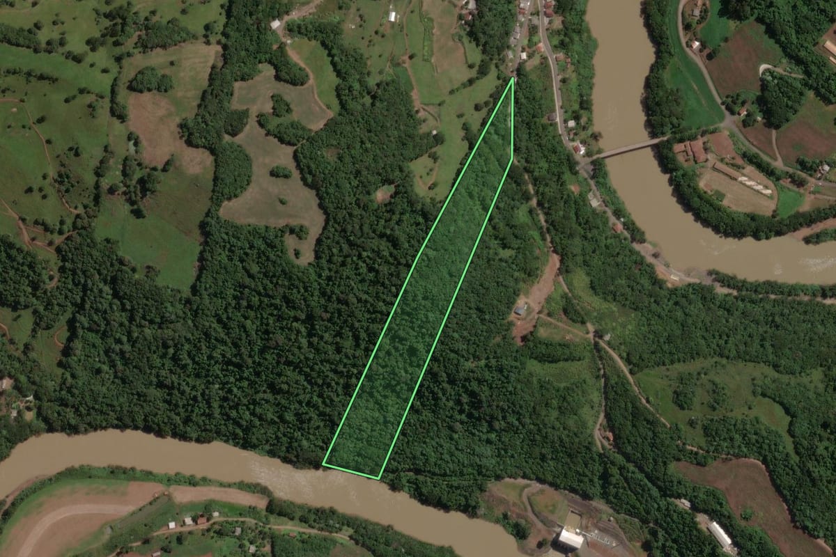 Imagem de satélite do imóvel rural em Lacerdópolis (SC), com o contorno declarado no CAR desenhado por cima.