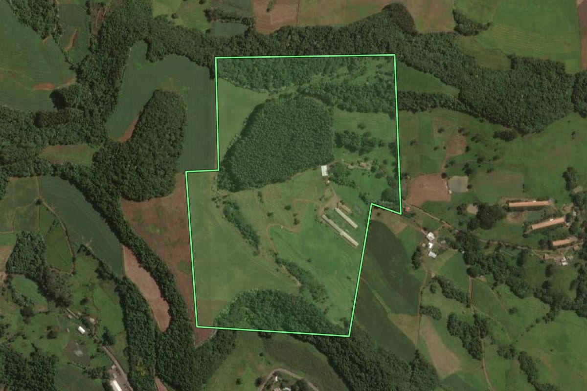 Imagem de satélite do imóvel rural em Lacerdópolis (SC), com o contorno declarado no CAR desenhado por cima.