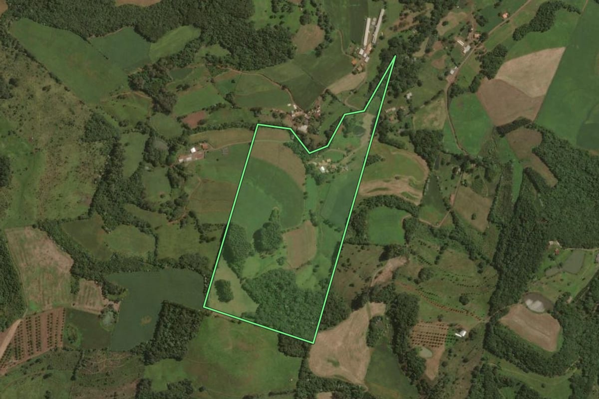 Imagem de satélite do imóvel rural em Lacerdópolis (SC), com o contorno declarado no CAR desenhado por cima.