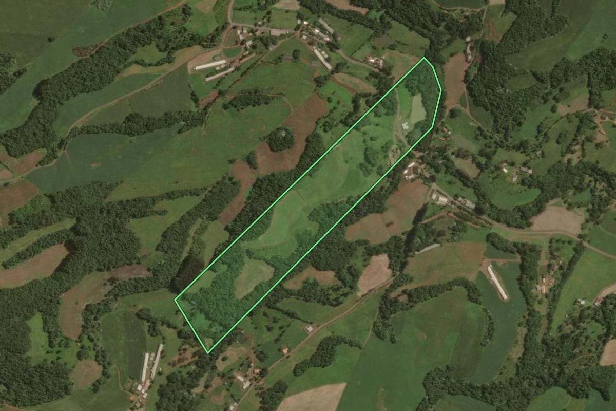 Imagem de satélite do imóvel rural em Lacerdópolis (SC), com o contorno declarado no CAR desenhado por cima.