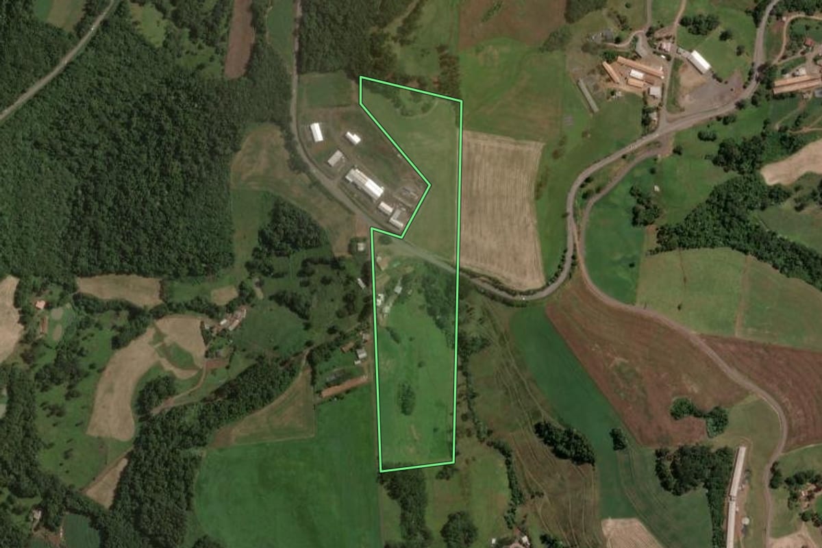Imagem de satélite do imóvel rural em Lacerdópolis (SC), com o contorno declarado no CAR desenhado por cima.