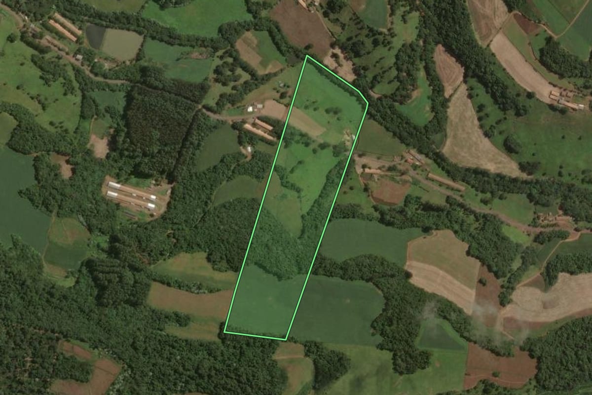 Imagem de satélite do imóvel rural em Lacerdópolis (SC), com o contorno declarado no CAR desenhado por cima.
