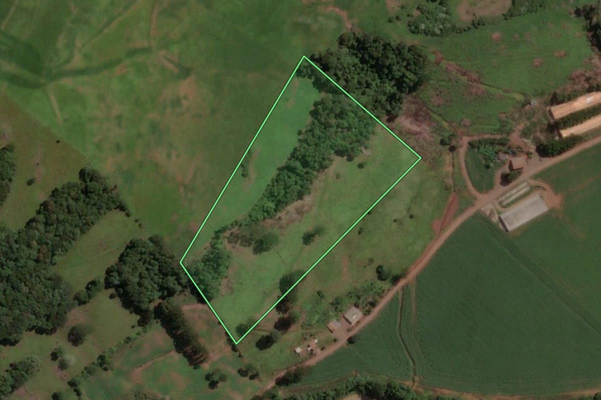 Imagem de satélite do imóvel rural em Lacerdópolis (SC), com o contorno declarado no CAR desenhado por cima.
