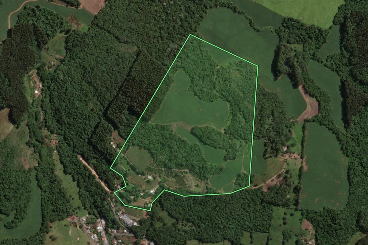 Imagem de satélite do imóvel rural em Lacerdópolis (SC), com o contorno declarado no CAR desenhado por cima.