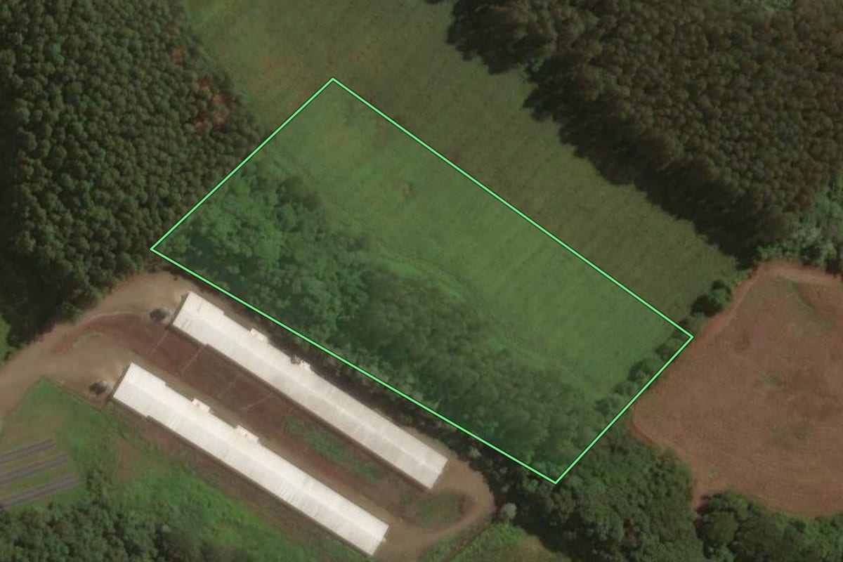Imagem de satélite do imóvel rural em Lacerdópolis (SC), com o contorno declarado no CAR desenhado por cima.