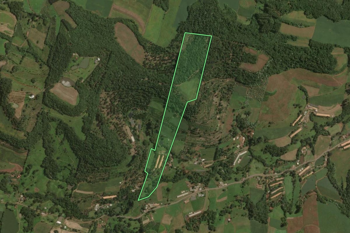 Imagem de satélite do imóvel rural em Lacerdópolis (SC), com o contorno declarado no CAR desenhado por cima.