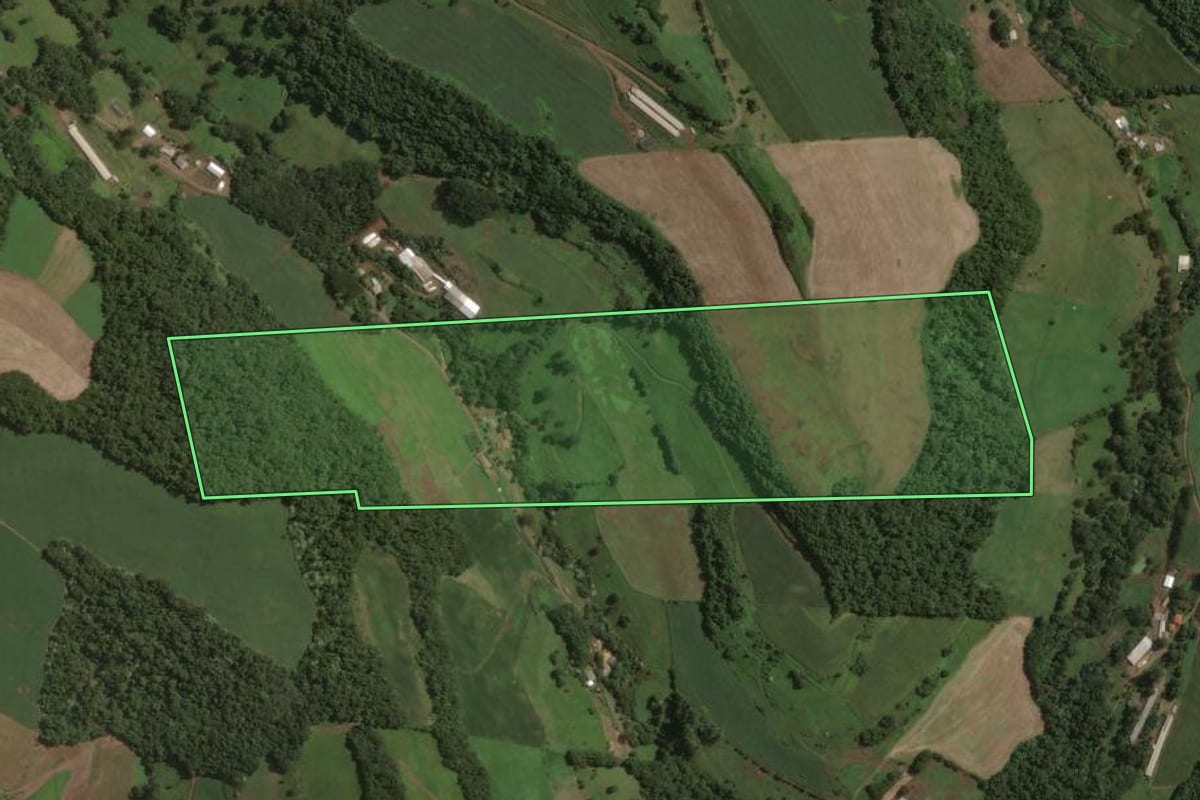 Imagem de satélite do imóvel rural em Lacerdópolis (SC), com o contorno declarado no CAR desenhado por cima.