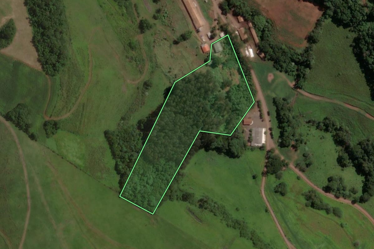 Imagem de satélite do imóvel rural em Lacerdópolis (SC), com o contorno declarado no CAR desenhado por cima.