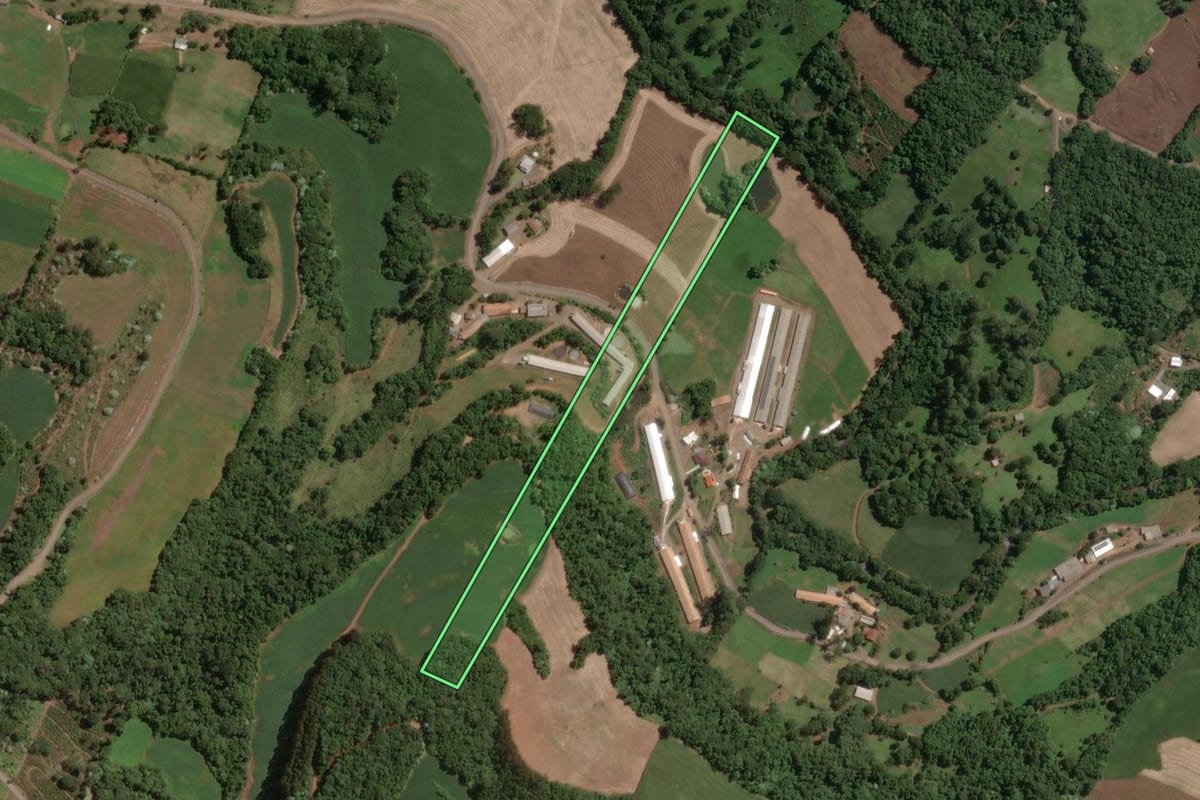Imagem de satélite do imóvel rural em Lacerdópolis (SC), com o contorno declarado no CAR desenhado por cima.