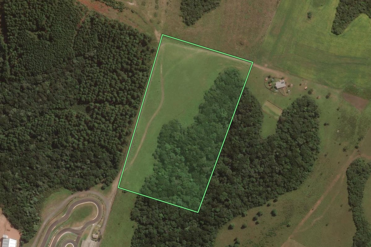 Imagem de satélite do imóvel rural em Lages (SC), com o contorno declarado no CAR desenhado por cima.