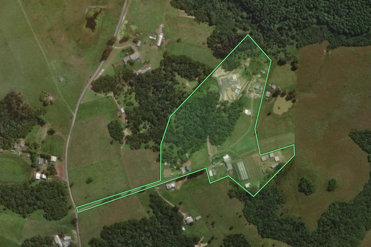 Imagem de satélite do imóvel rural em Lages (SC), com o contorno declarado no CAR desenhado por cima.