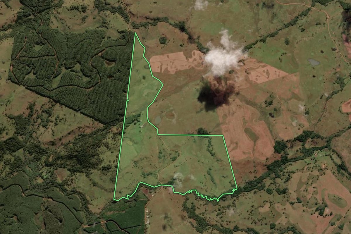Imagem de satélite do imóvel rural em Lages (SC), com o contorno declarado no CAR desenhado por cima.