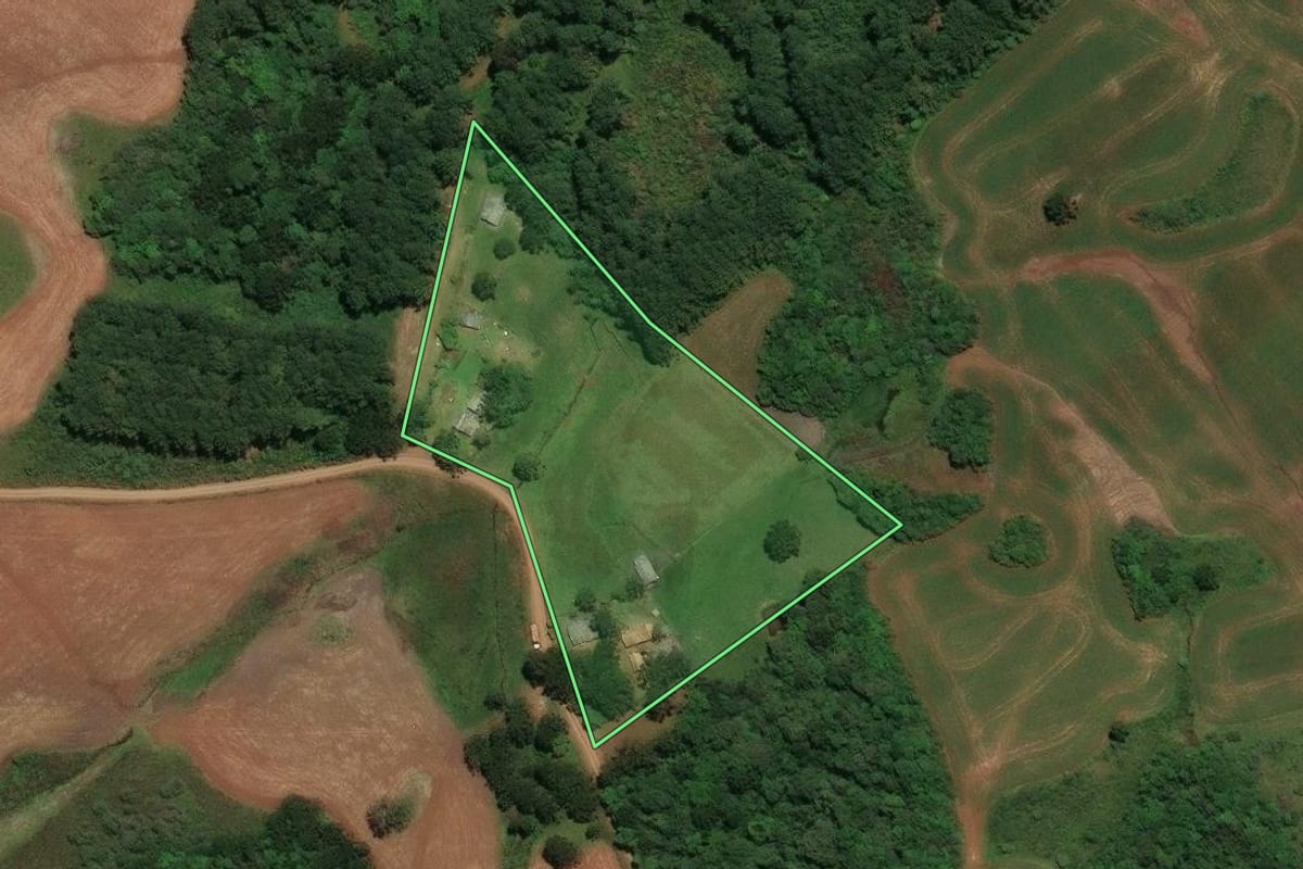 Imagem de satélite do imóvel rural em Lages (SC), com o contorno declarado no CAR desenhado por cima.