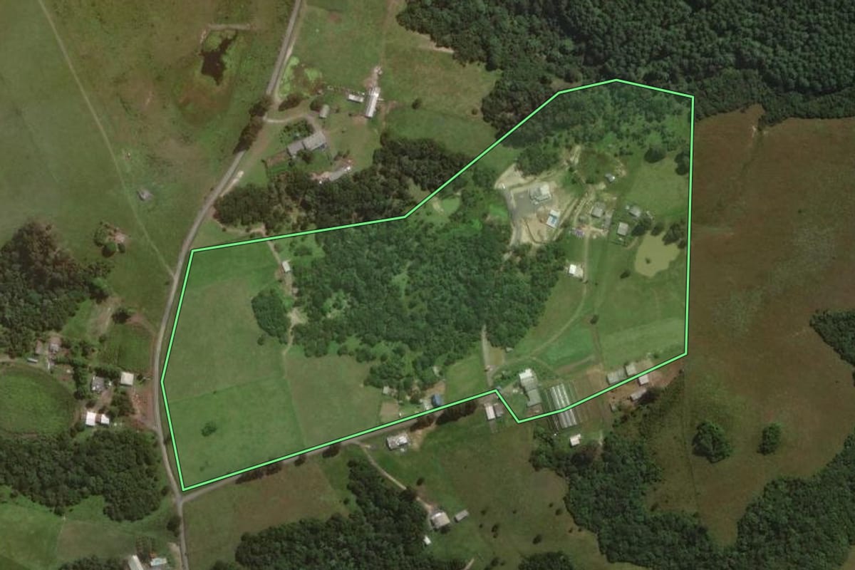 Imagem de satélite do imóvel rural em Lages (SC), com o contorno declarado no CAR desenhado por cima.