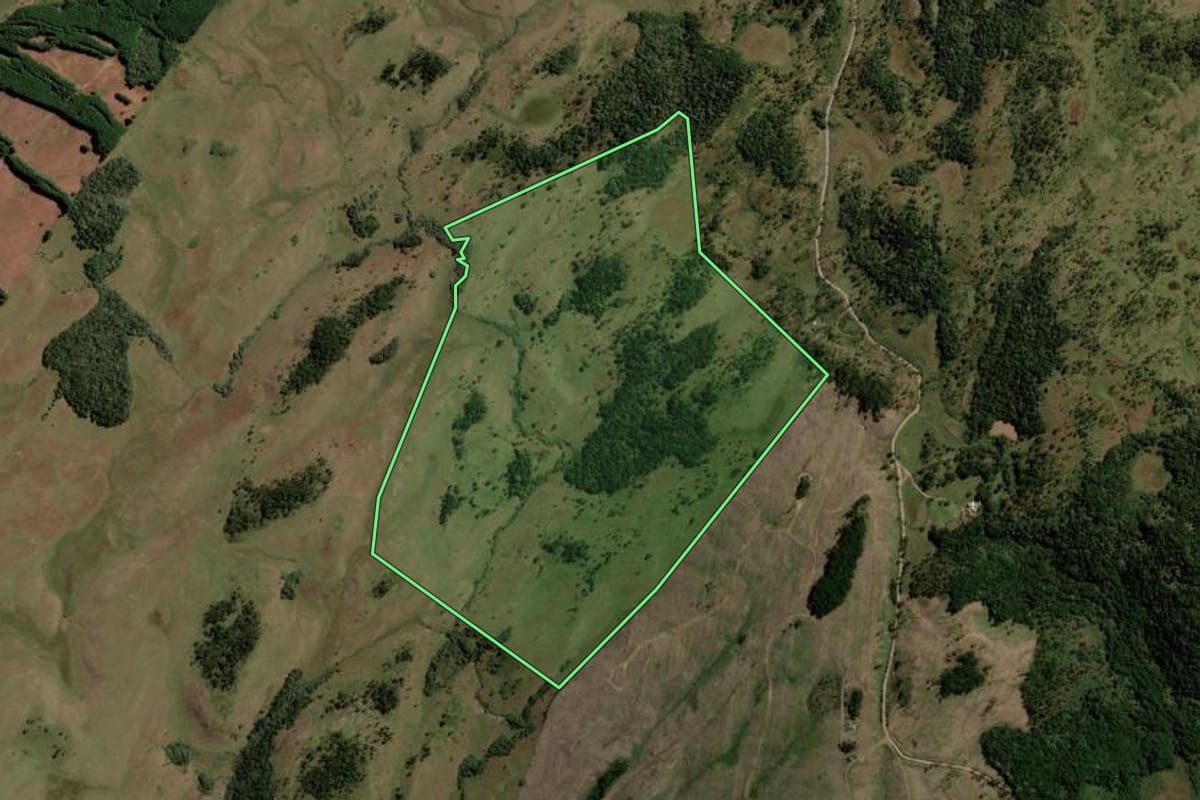 Imagem de satélite do imóvel rural em Lages (SC), com o contorno declarado no CAR desenhado por cima.