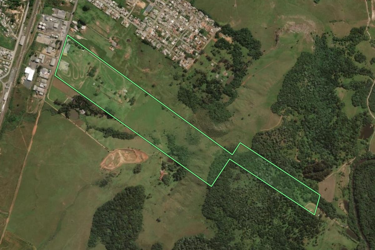 Imagem de satélite do imóvel rural em Lages (SC), com o contorno declarado no CAR desenhado por cima.
