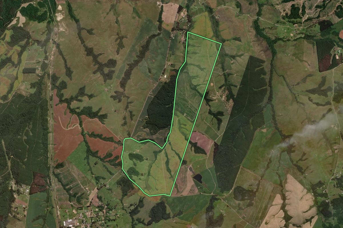 Imagem de satélite do imóvel rural em Lages (SC), com o contorno declarado no CAR desenhado por cima.
