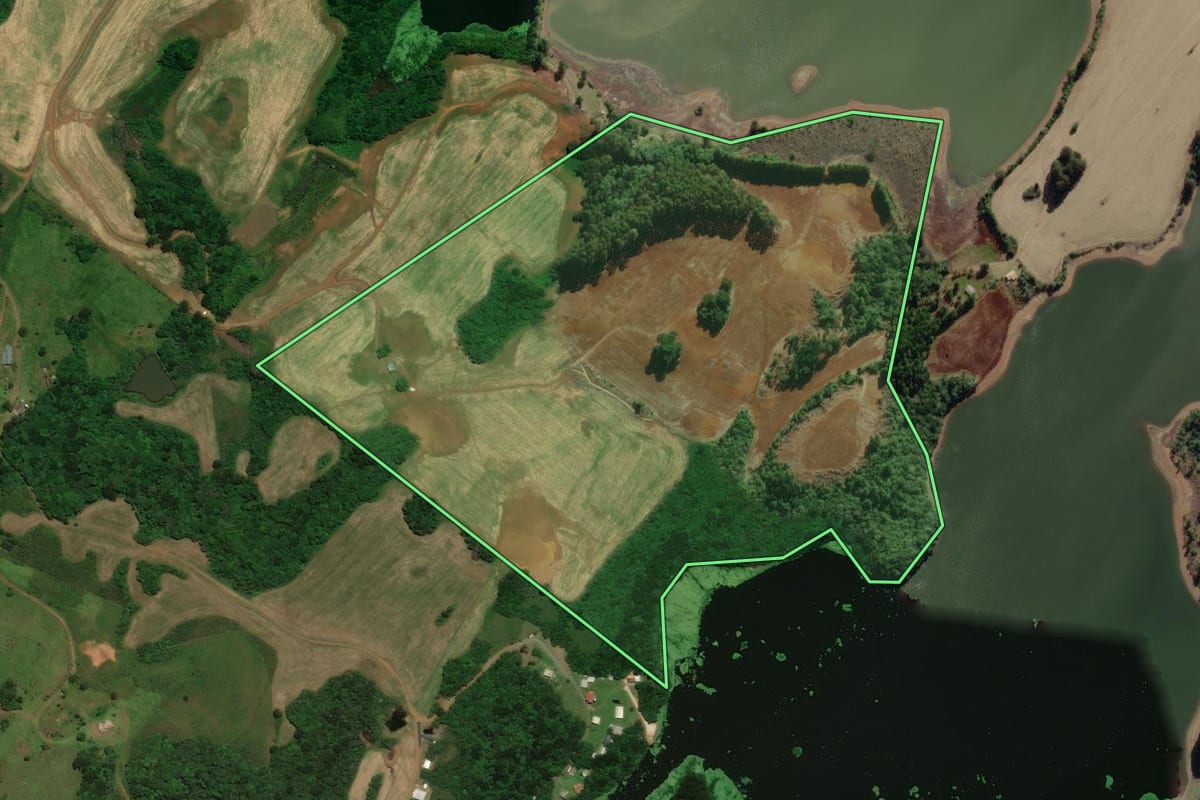 Imagem de satélite do imóvel rural em Lages (SC), com o contorno declarado no CAR desenhado por cima.