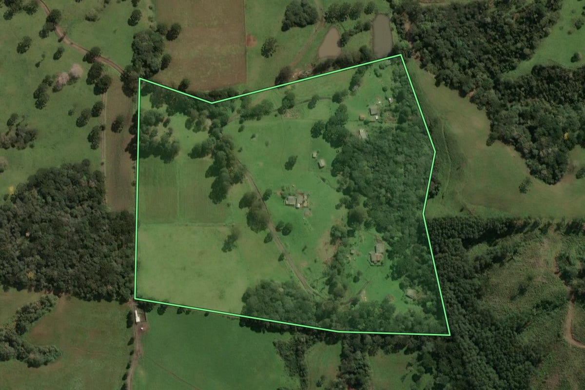 Imagem de satélite do imóvel rural em Lages (SC), com o contorno declarado no CAR desenhado por cima.