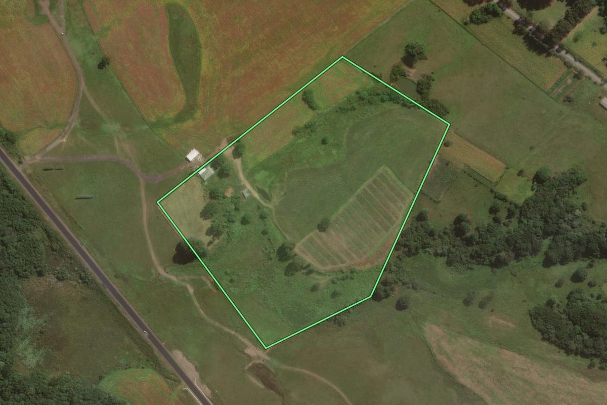 Imagem de satélite do imóvel rural em Lages (SC), com o contorno declarado no CAR desenhado por cima.