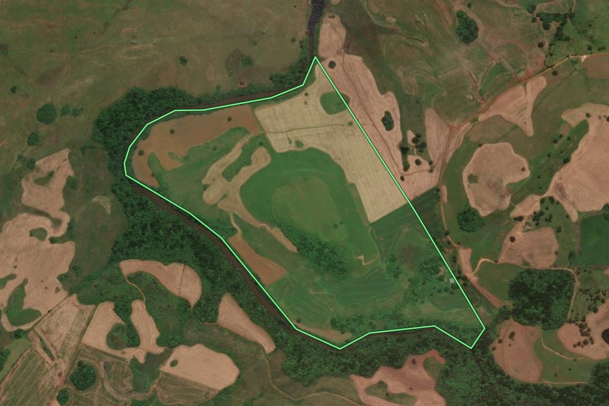 Imagem de satélite do imóvel rural em Lages (SC), com o contorno declarado no CAR desenhado por cima.