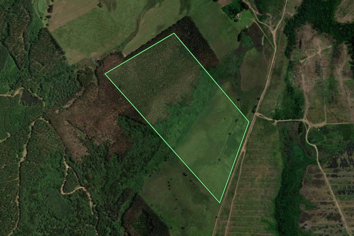 Imagem de satélite do imóvel rural em Lages (SC), com o contorno declarado no CAR desenhado por cima.