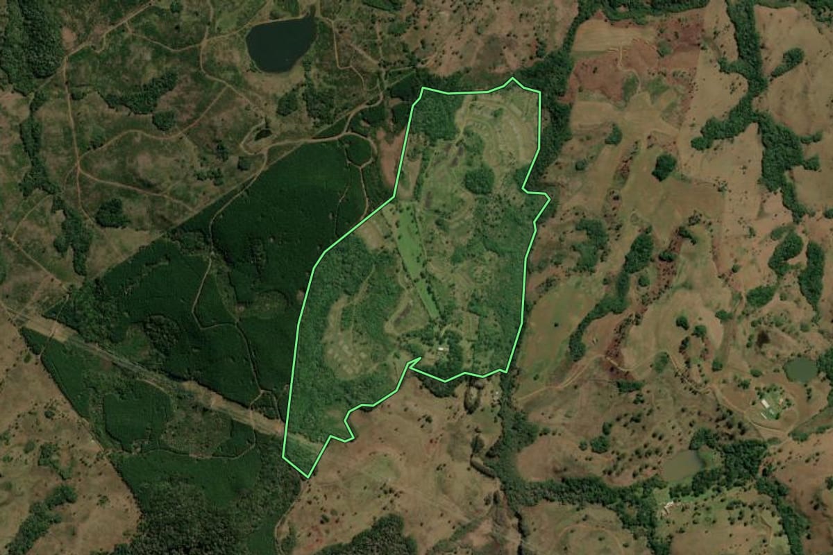 Imagem de satélite do imóvel rural em Lages (SC), com o contorno declarado no CAR desenhado por cima.