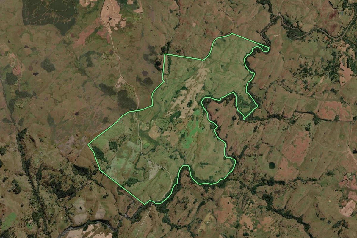 Imagem de satélite do imóvel rural em Lages (SC), com o contorno declarado no CAR desenhado por cima.