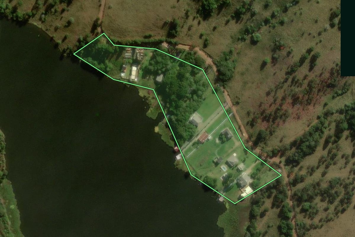Imagem de satélite do imóvel rural em Lages (SC), com o contorno declarado no CAR desenhado por cima.