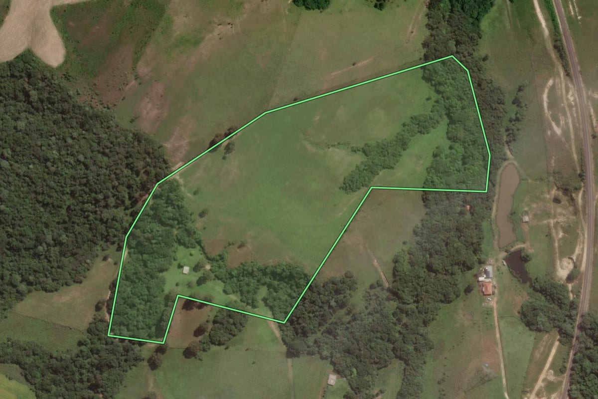Imagem de satélite do imóvel rural em Lages (SC), com o contorno declarado no CAR desenhado por cima.