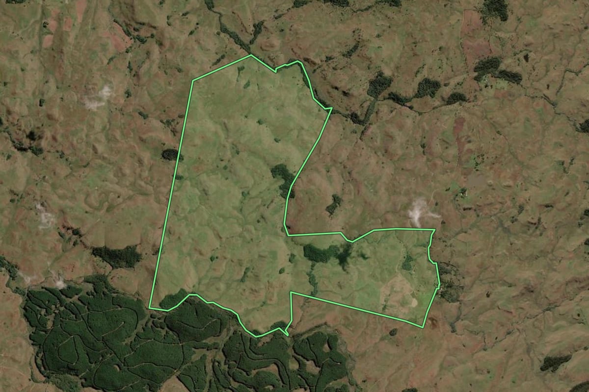 Imagem de satélite do imóvel rural em Lages (SC), com o contorno declarado no CAR desenhado por cima.