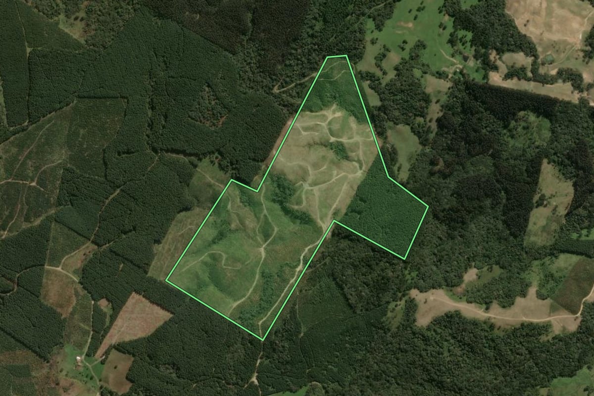 Imagem de satélite do imóvel rural em Lages (SC), com o contorno declarado no CAR desenhado por cima.