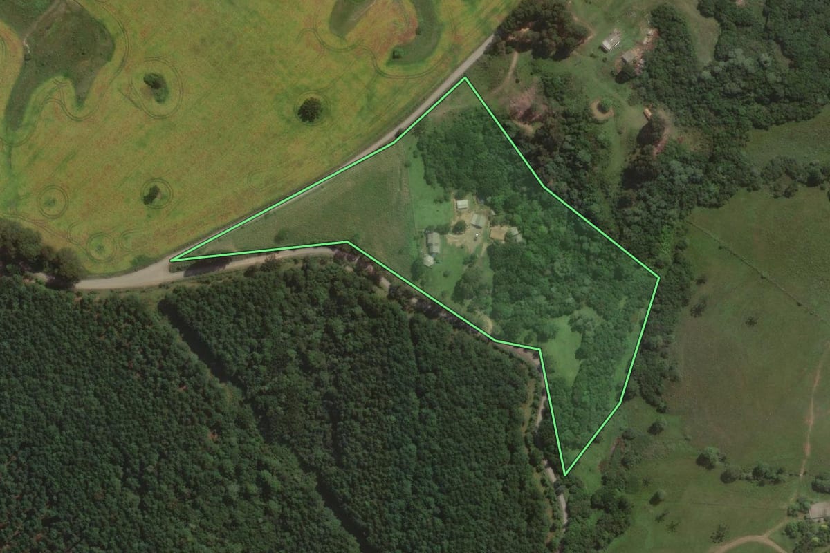 Imagem de satélite do imóvel rural em Lages (SC), com o contorno declarado no CAR desenhado por cima.
