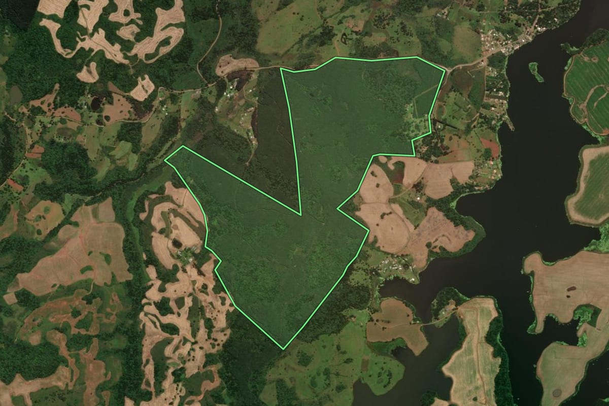 Imagem de satélite do imóvel rural em Lages (SC), com o contorno declarado no CAR desenhado por cima.