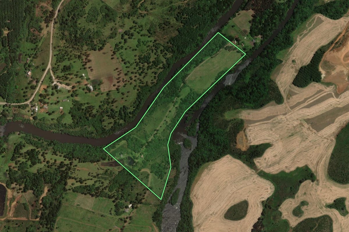 Imagem de satélite do imóvel rural em Lages (SC), com o contorno declarado no CAR desenhado por cima.