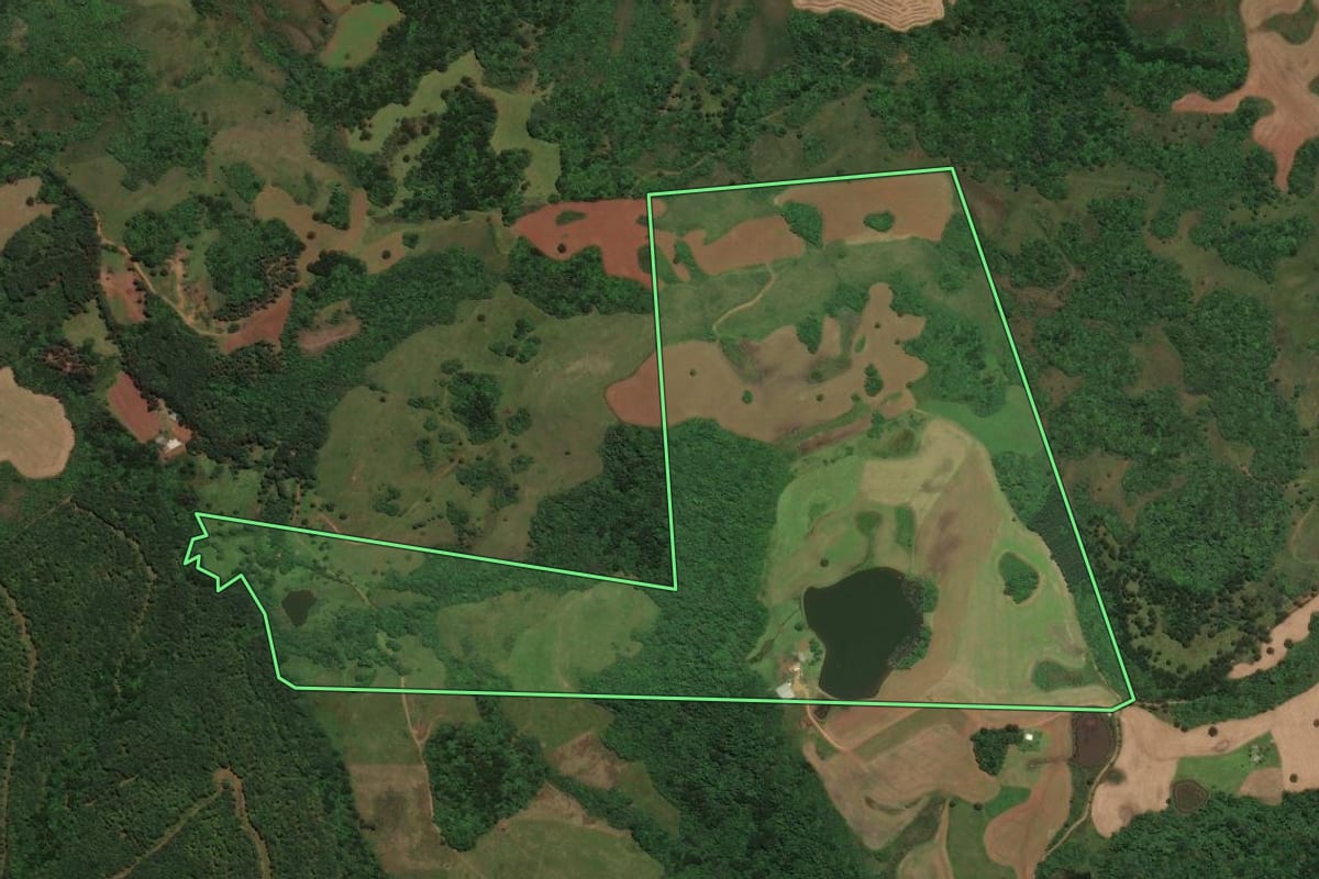 Imagem de satélite do imóvel rural em Lages (SC), com o contorno declarado no CAR desenhado por cima.