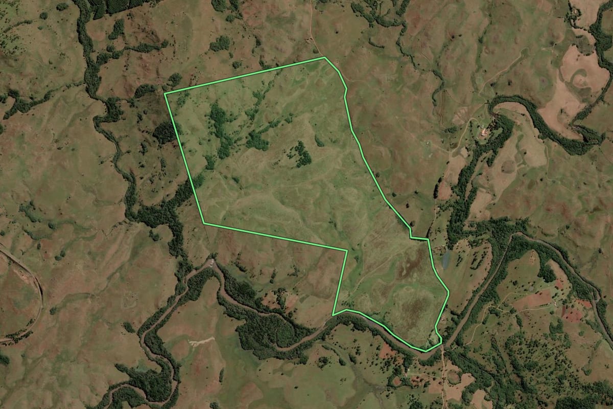 Imagem de satélite do imóvel rural em Lages (SC), com o contorno declarado no CAR desenhado por cima.