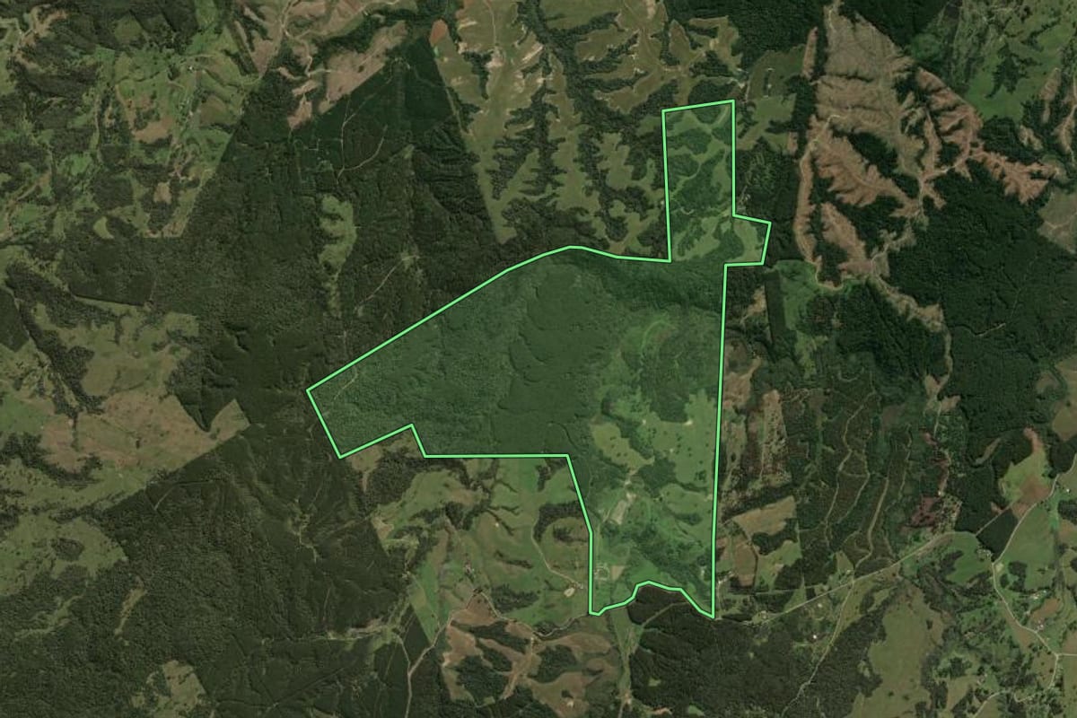 Imagem de satélite do imóvel rural em Lages (SC), com o contorno declarado no CAR desenhado por cima.