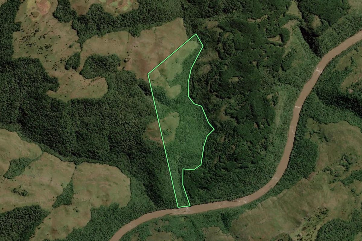 Imagem de satélite do imóvel rural em Lages (SC), com o contorno declarado no CAR desenhado por cima.
