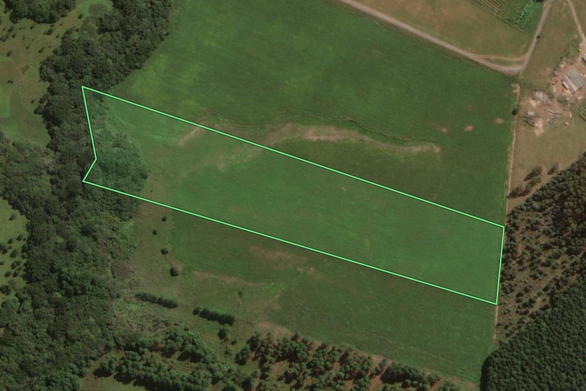 Imagem de satélite do imóvel rural em Lages (SC), com o contorno declarado no CAR desenhado por cima.