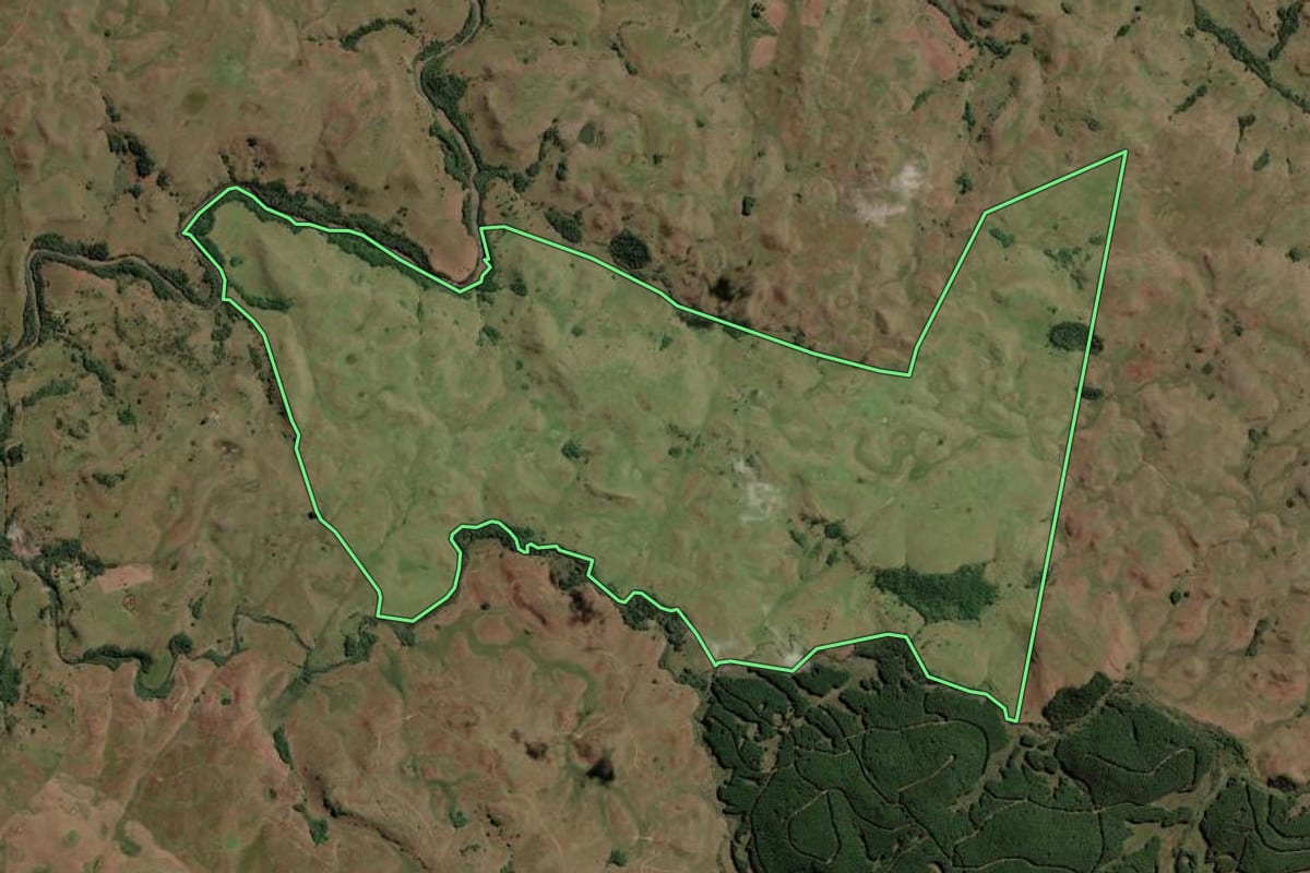 Imagem de satélite do imóvel rural em Lages (SC), com o contorno declarado no CAR desenhado por cima.