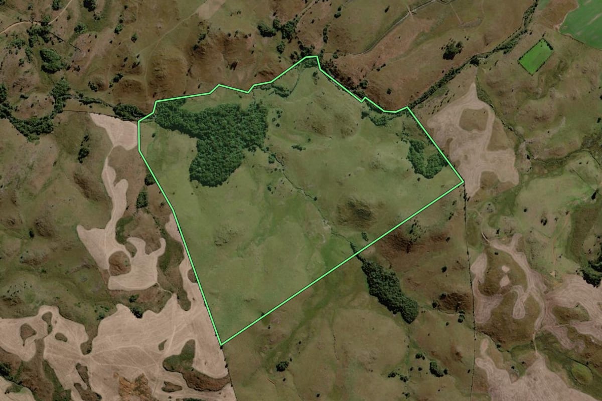 Imagem de satélite do imóvel rural em Lages (SC), com o contorno declarado no CAR desenhado por cima.