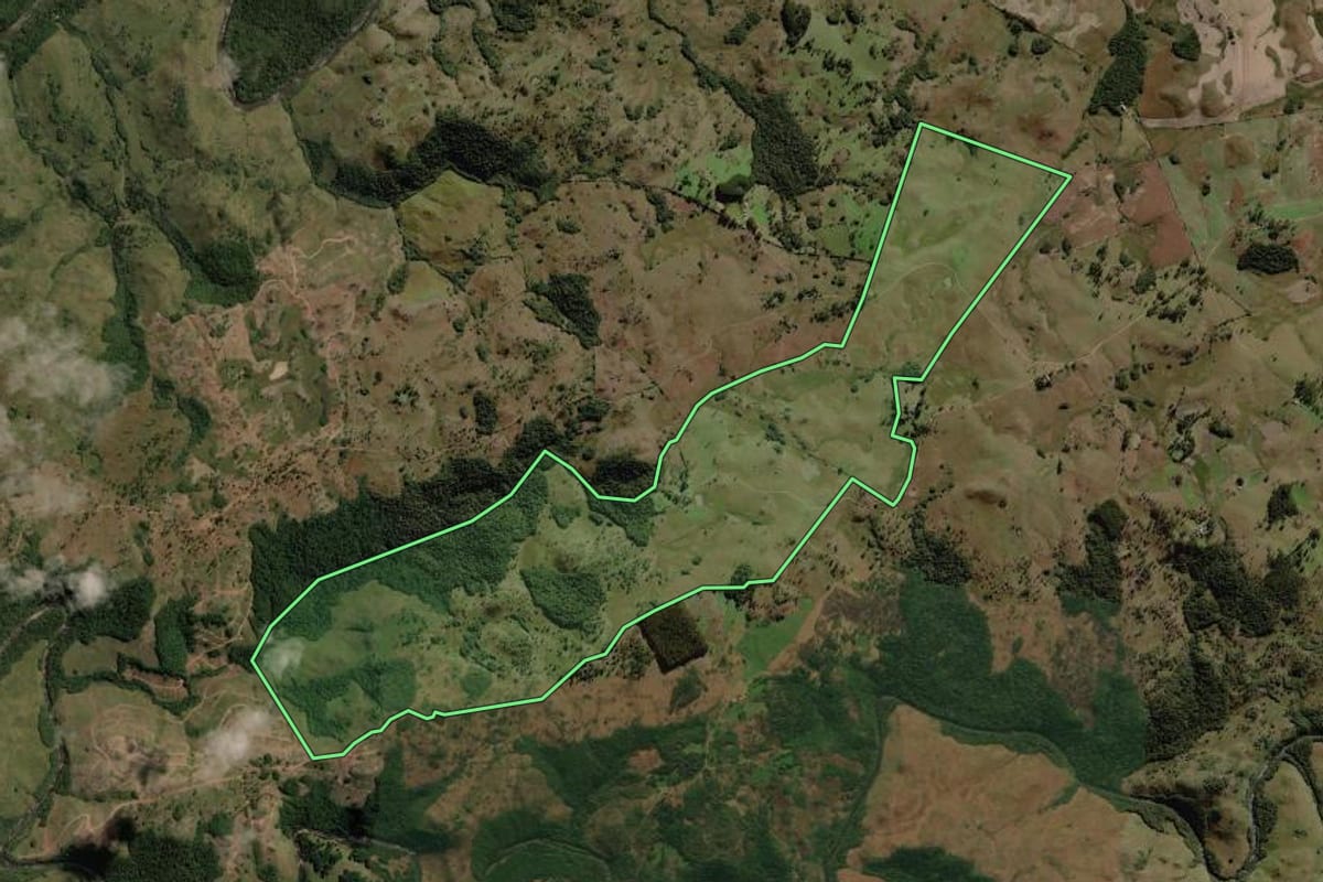 Imagem de satélite do imóvel rural em Lages (SC), com o contorno declarado no CAR desenhado por cima.