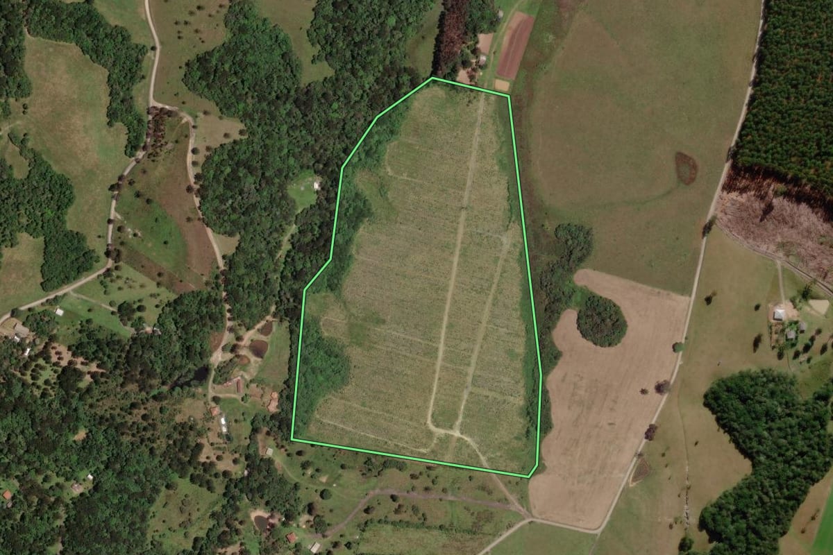 Imagem de satélite do imóvel rural em Lages (SC), com o contorno declarado no CAR desenhado por cima.