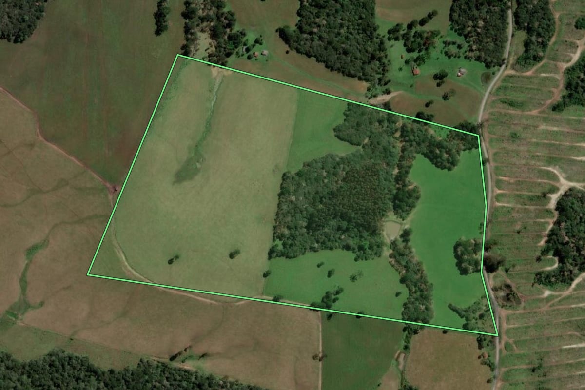Imagem de satélite do imóvel rural em Lages (SC), com o contorno declarado no CAR desenhado por cima.