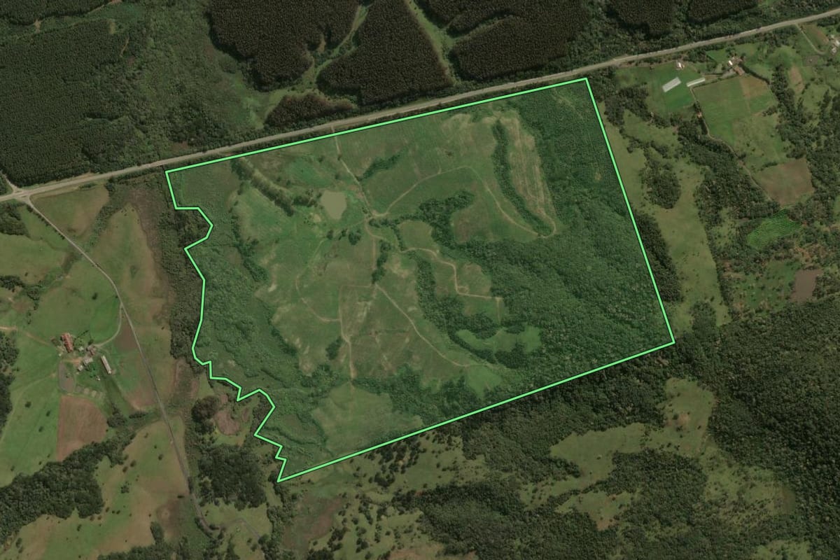 Imagem de satélite do imóvel rural em Lages (SC), com o contorno declarado no CAR desenhado por cima.